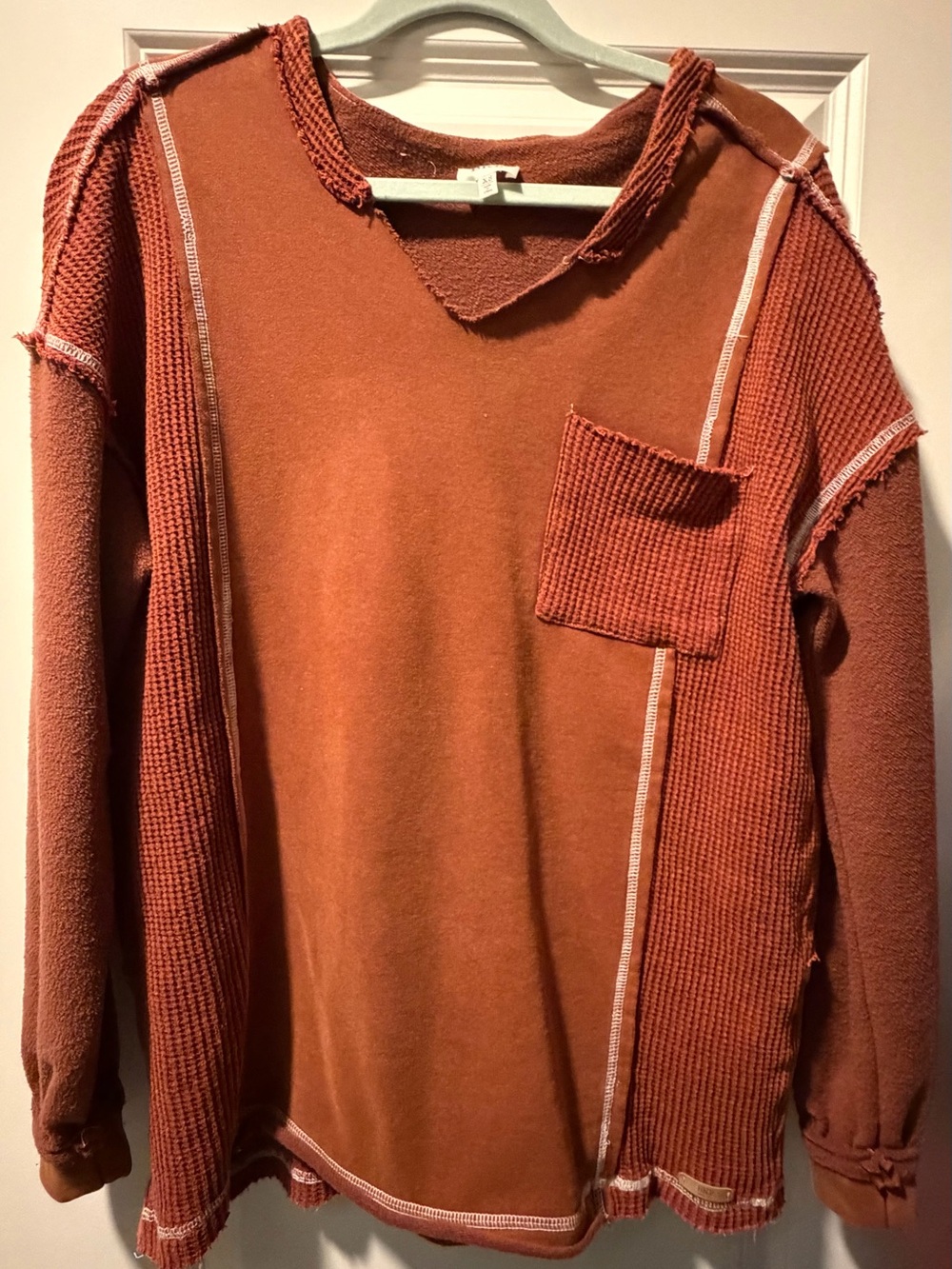 BKE Women’s Distressed Ribbed Rust Long-Sleeve